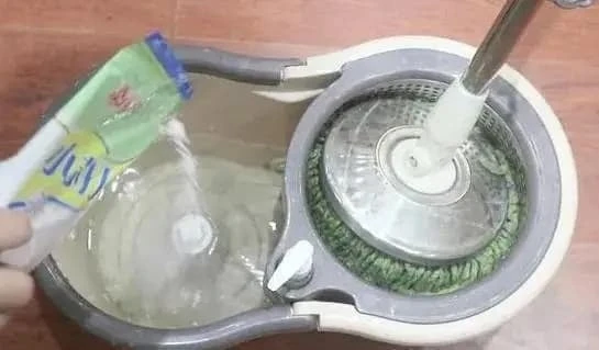 Lau nhà bằng nước là vô nghĩa: Thêm 1 thứ này vào, sàn sáng như gương suốt cả tuần! - Hình 3