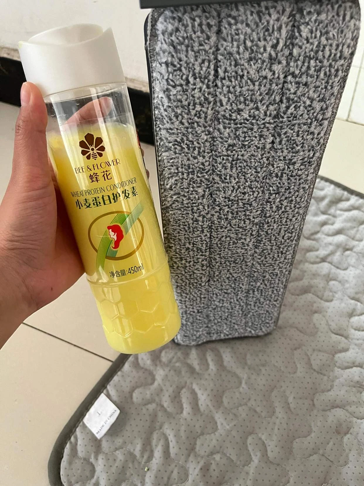 Lau nhà bằng nước là vô nghĩa: Thêm 1 thứ này vào, sàn sáng như gương suốt cả tuần! - Hình 2