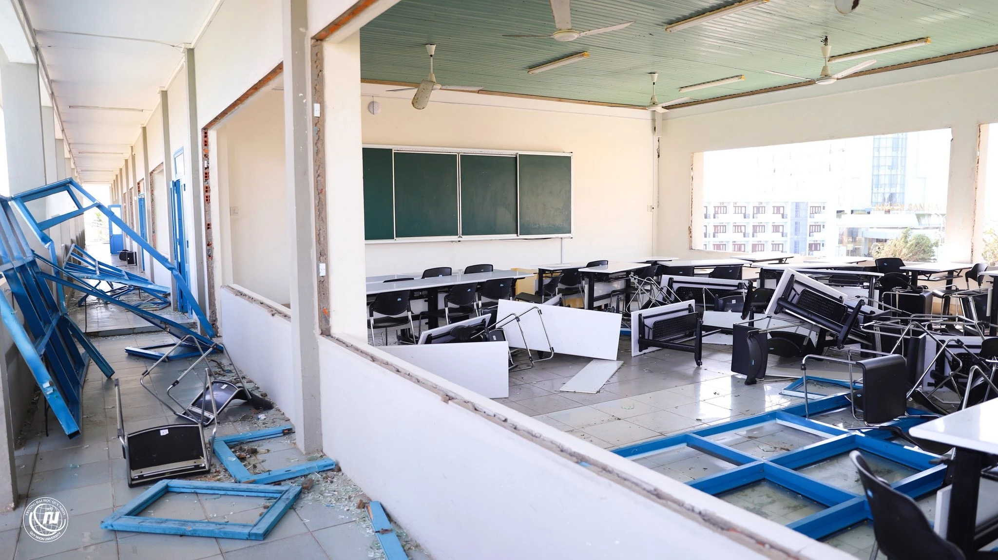 Không nhận ra trường học sau bão Kalmaegi - Hình 8