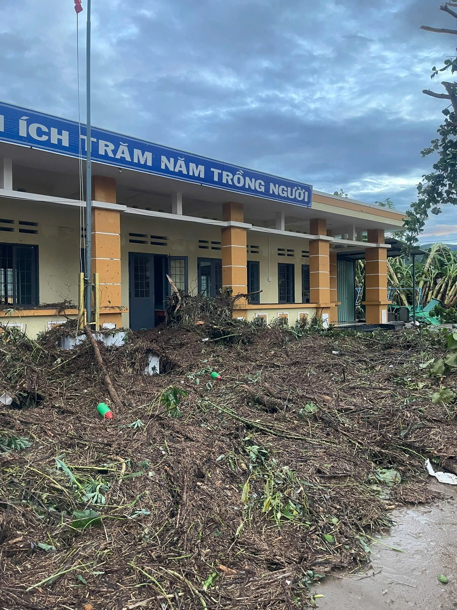 Không nhận ra trường học sau bão Kalmaegi - Hình 5
