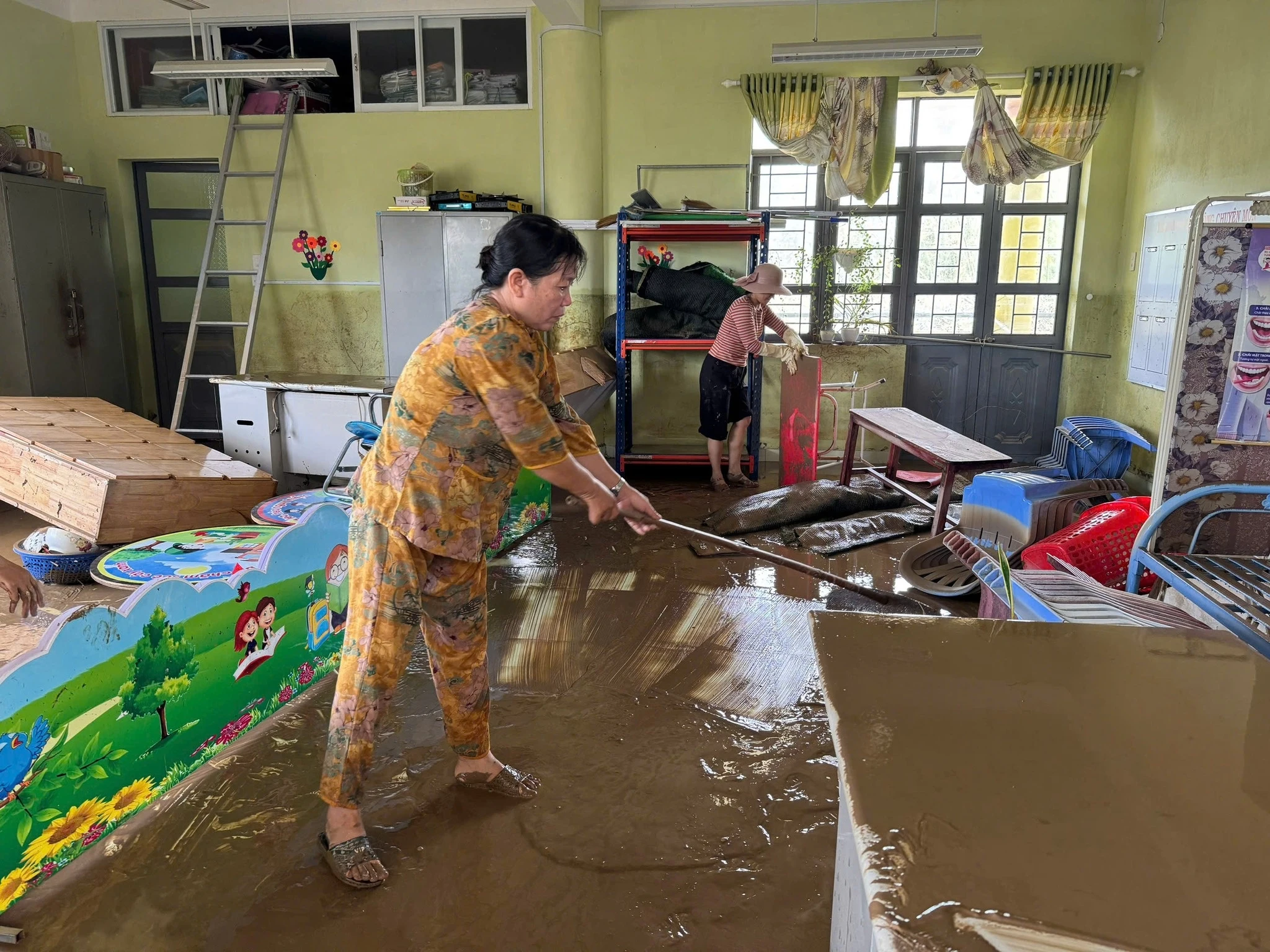 Không nhận ra trường học sau bão Kalmaegi - Hình 3