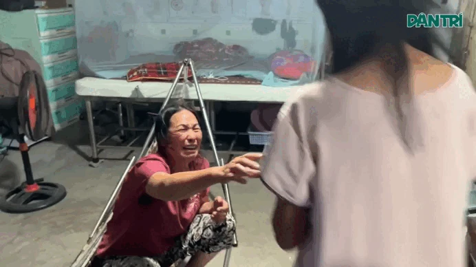 Vỡ òa gặp lại con gái câm điếc sau gần một tháng đi lạc ở TPHCM - Hình 1