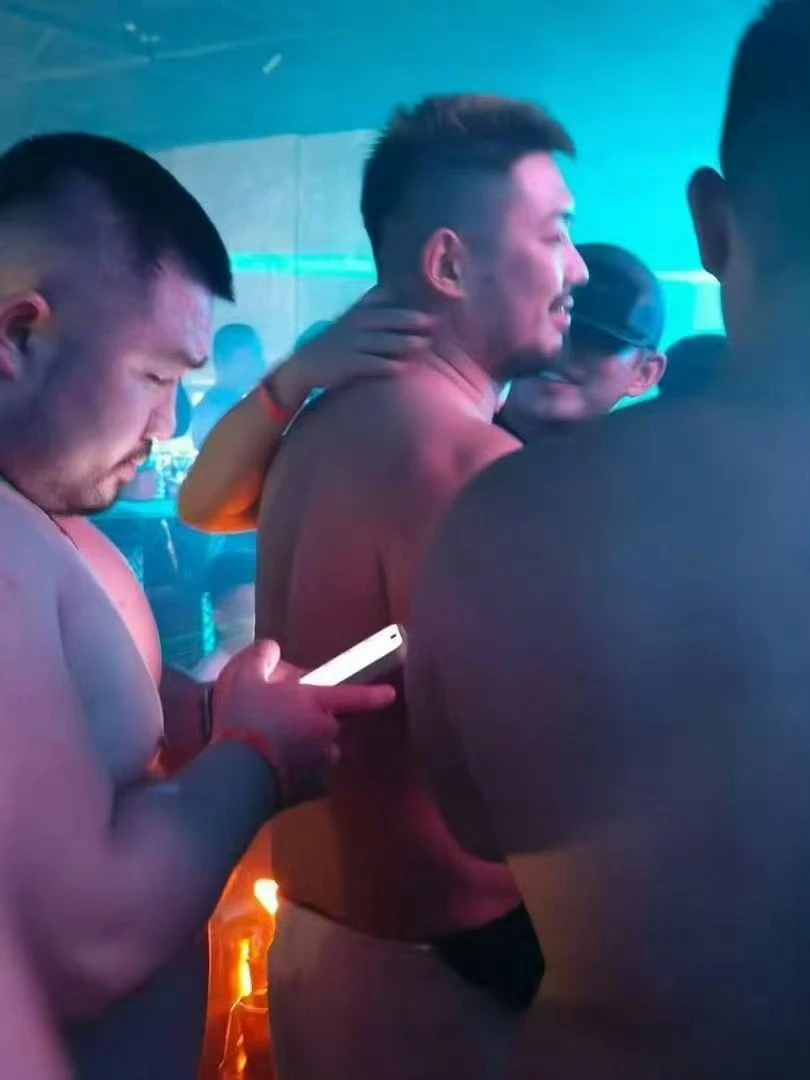 Yoo Ah In lộ ảnh thân mật với người đàn ông lạ, mối tình trước đó đã toang? - Hình 1