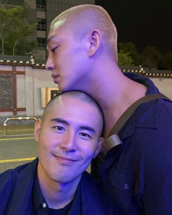 Yoo Ah In lộ ảnh thân mật với người đàn ông lạ, mối tình trước đó đã toang? - Hình 3