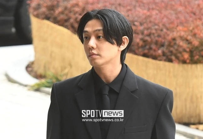 Yoo Ah In lộ ảnh thân mật với người đàn ông lạ, mối tình trước đó đã toang? - Hình 6