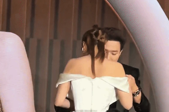 Ninh Dương Lan Ngọc đi lại khó khăn, nhan sắc gây chú ý - Hình 2