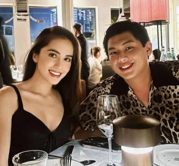 3 năm yêu con trai tỷ phú Johnathan Hạnh Nguyễn, thân thế của cô gái này vẫn là bí ẩn lớn! - Hình 7