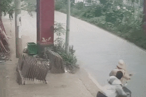 Khởi tố đối tượng đẩy Đại úy CSGT vào đầu xe tải - Hình 1