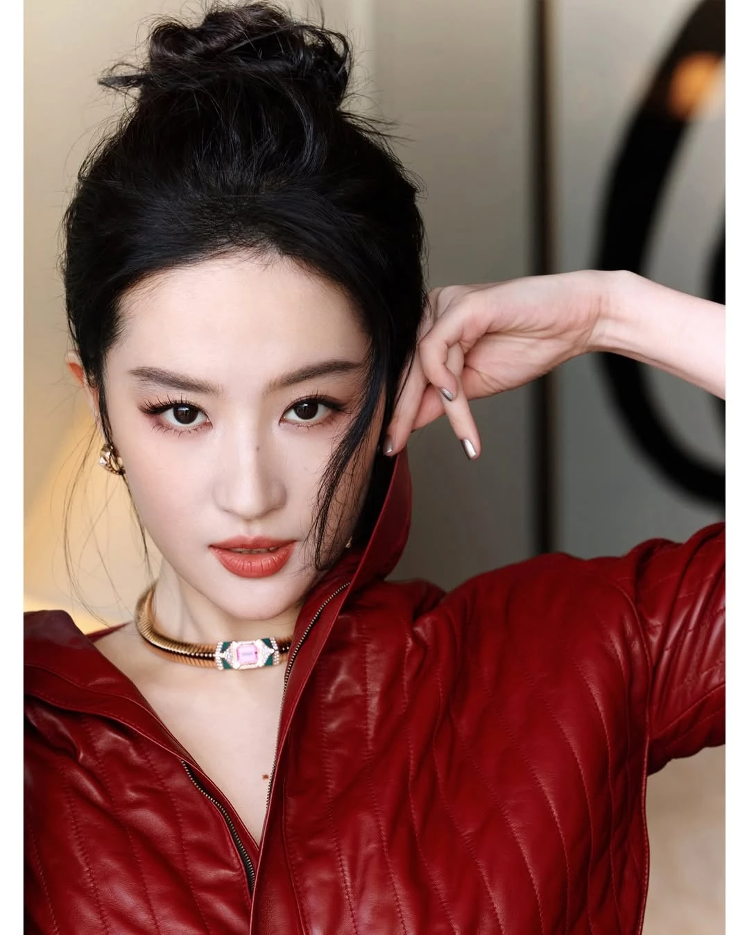 Lưu Diệc Phi khoe eo thon hiếm thấy sau khi ăn kiêng, tập luyện nghiêm ngặt - Hình 11
