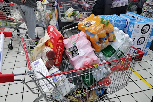 Ở tuổi 50, tôi cắt 7 khoản tưởng nhỏ mà ngốn tiền - sống nhàn hơn hẳn, dư tiền dưỡng già - Hình 2