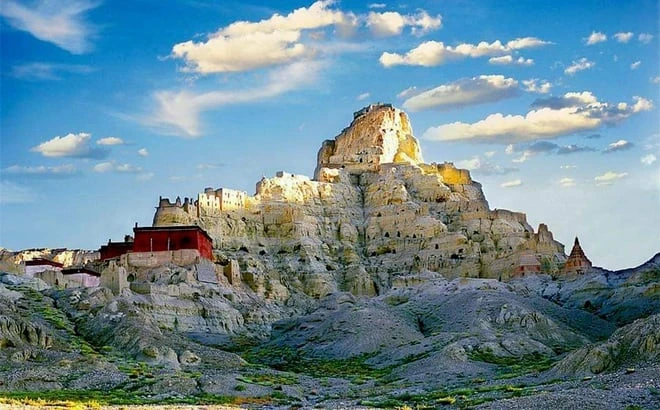 Bí mật kinh hoàng về Vương quốc cổ toàn núi và đền thờ ở Tây Tạng - Hình 2