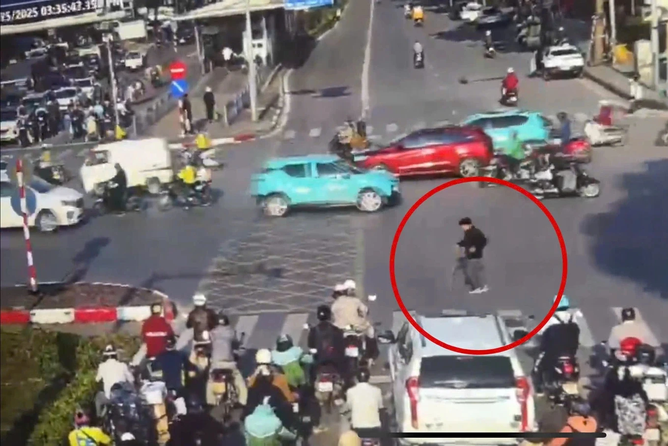 Camera AI Hà Nội tố gần 400 vi phạm chỉ sau 3 ngày, cứu cụ ông 78 tuổi đi lạc - Hình 7