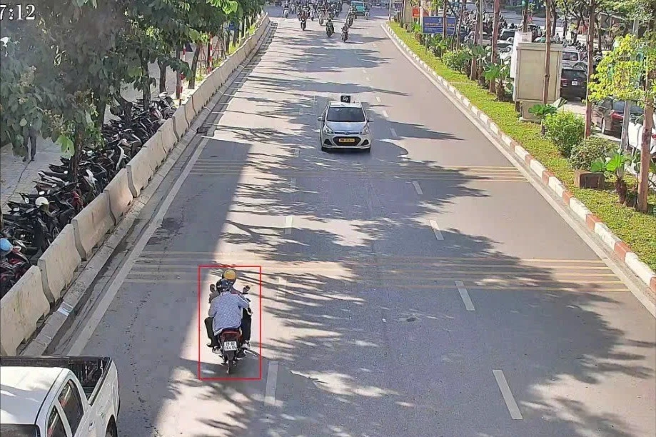 Camera AI Hà Nội tố gần 400 vi phạm chỉ sau 3 ngày, cứu cụ ông 78 tuổi đi lạc - Hình 4