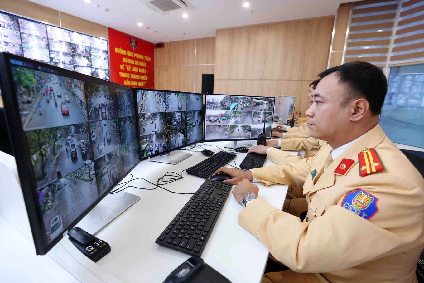 Camera AI Hà Nội tố gần 400 vi phạm chỉ sau 3 ngày, cứu cụ ông 78 tuổi đi lạc - Hình 6