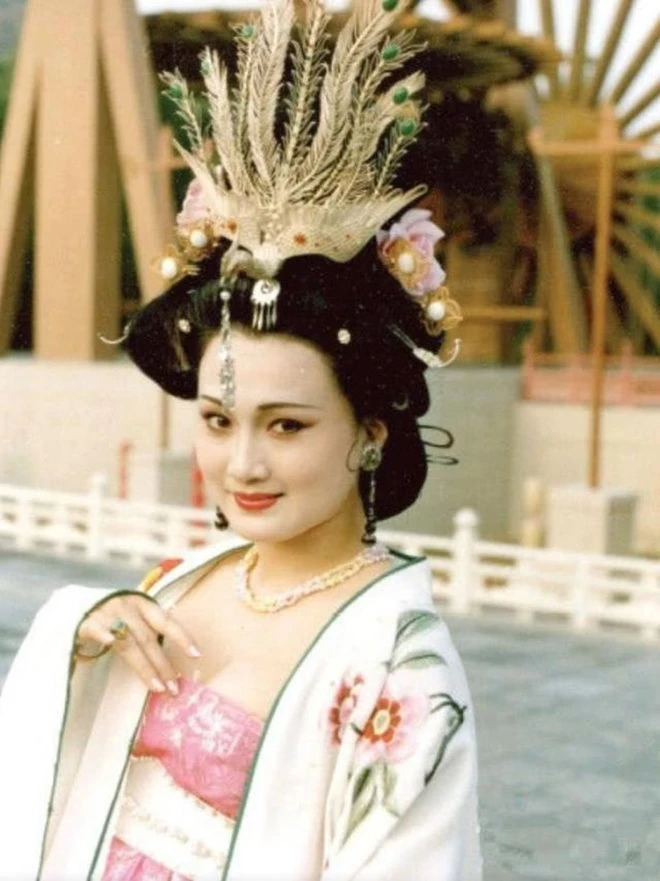 Dương Quý Phi đẹp nhất màn ảnh Hoa Ngữ, giải nghệ sớm, đời sống U60 gây tò mò - Hình 3