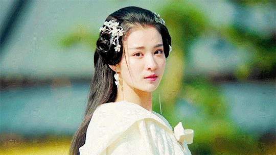 Bí ẩn sau đôi mắt đẹp mơ màng của tiểu Lưu Diệc Phi - Hình 8