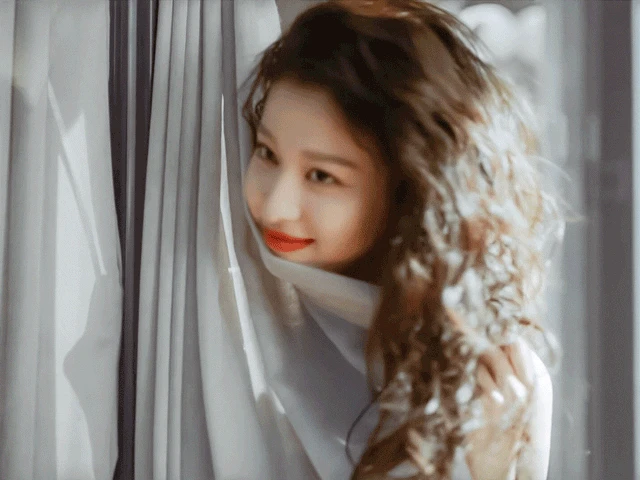 Bí ẩn sau đôi mắt đẹp mơ màng của tiểu Lưu Diệc Phi - Hình 2