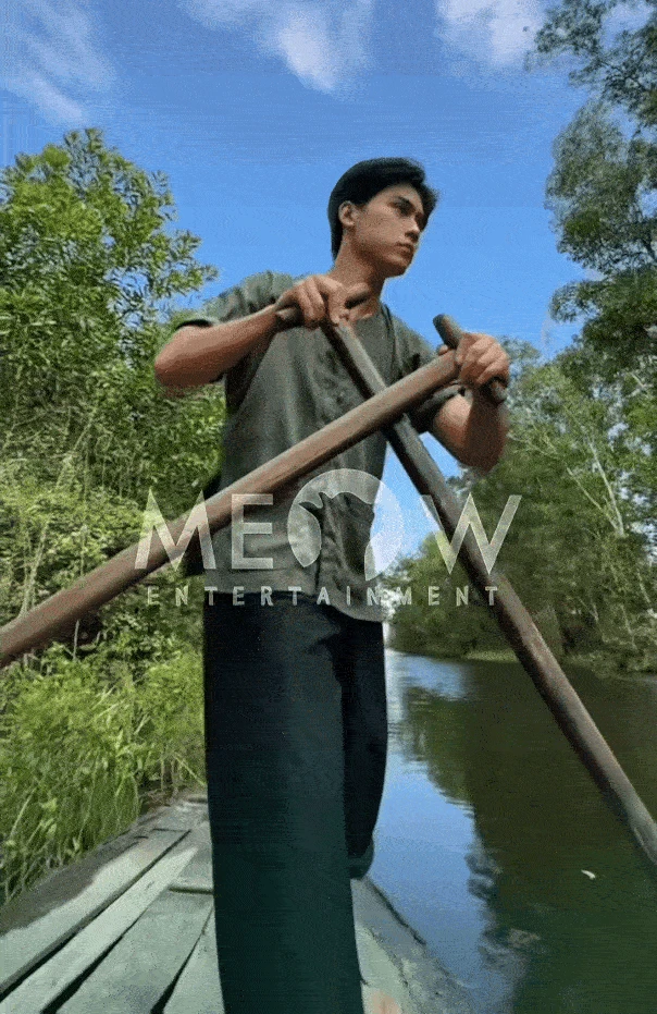 Cõi mạng phát điên vì anh lái đò đẹp nhất Việt Nam: Visual thần thánh nét căng, đứng ở đâu spotlight ở đó - Hình 4