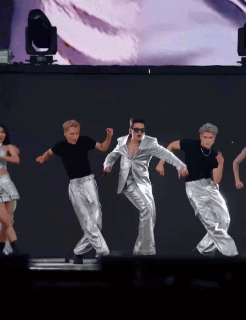 Anh Trai bị tố sao y nam thần hot nhất Kpop: Từ trang phục, vũ đạo đến thần thái không thiếu thứ gì - Hình 7