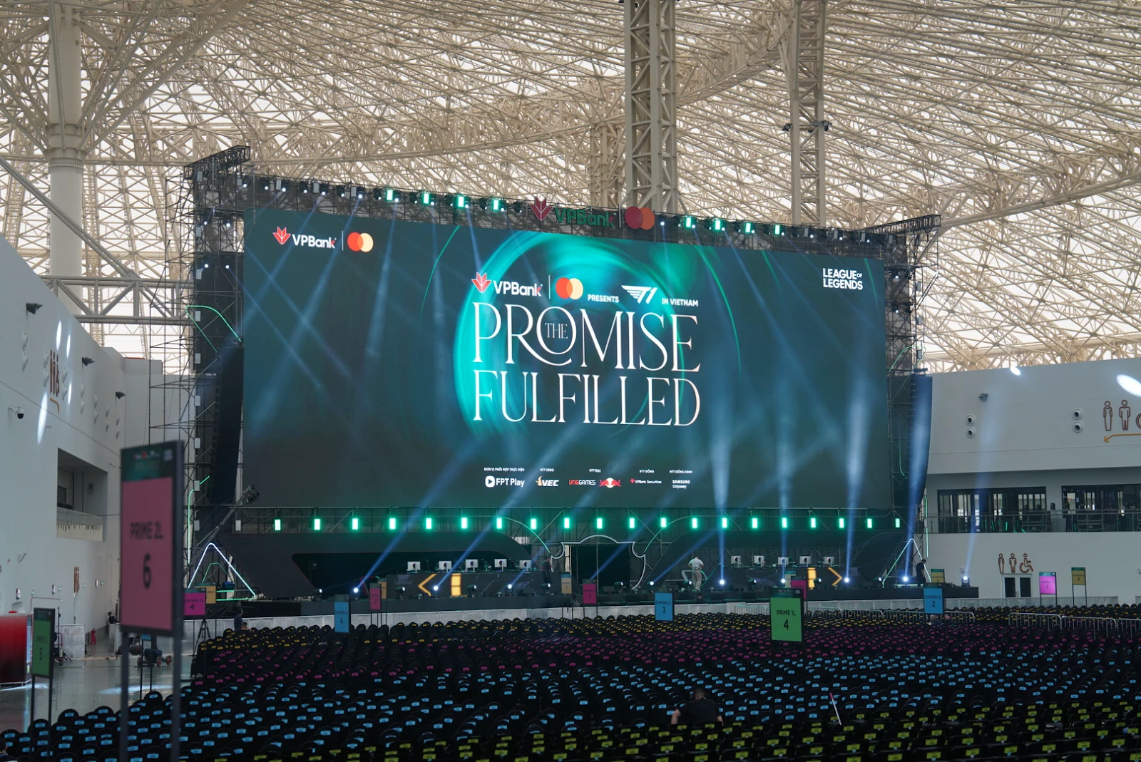 Choáng ngợp sân khấu đại tiệc eSports VPBank Presents T1 in Vietnam: The Promise Fulfilled - Hình 1