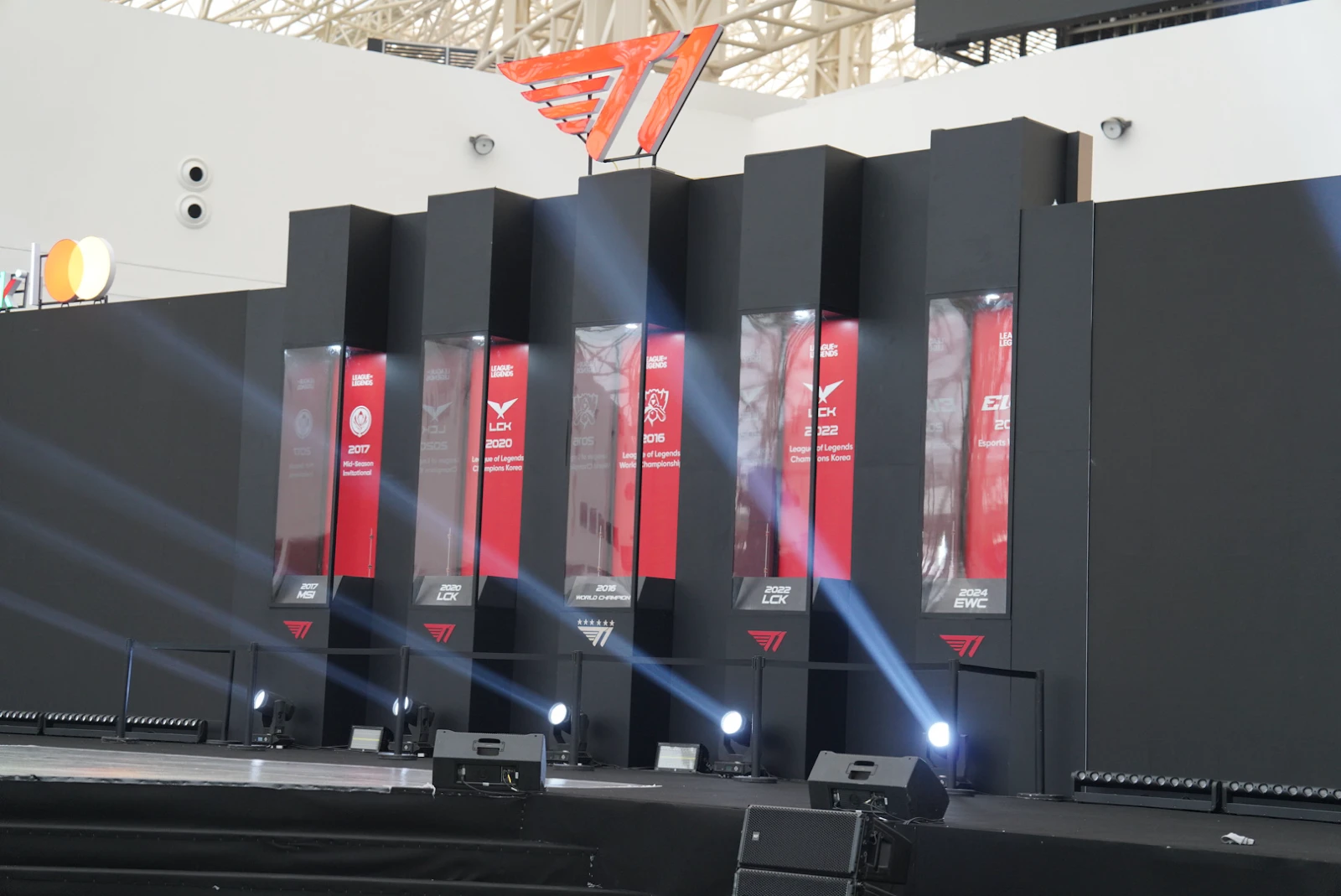 Choáng ngợp sân khấu đại tiệc eSports VPBank Presents T1 in Vietnam: The Promise Fulfilled - Hình 3