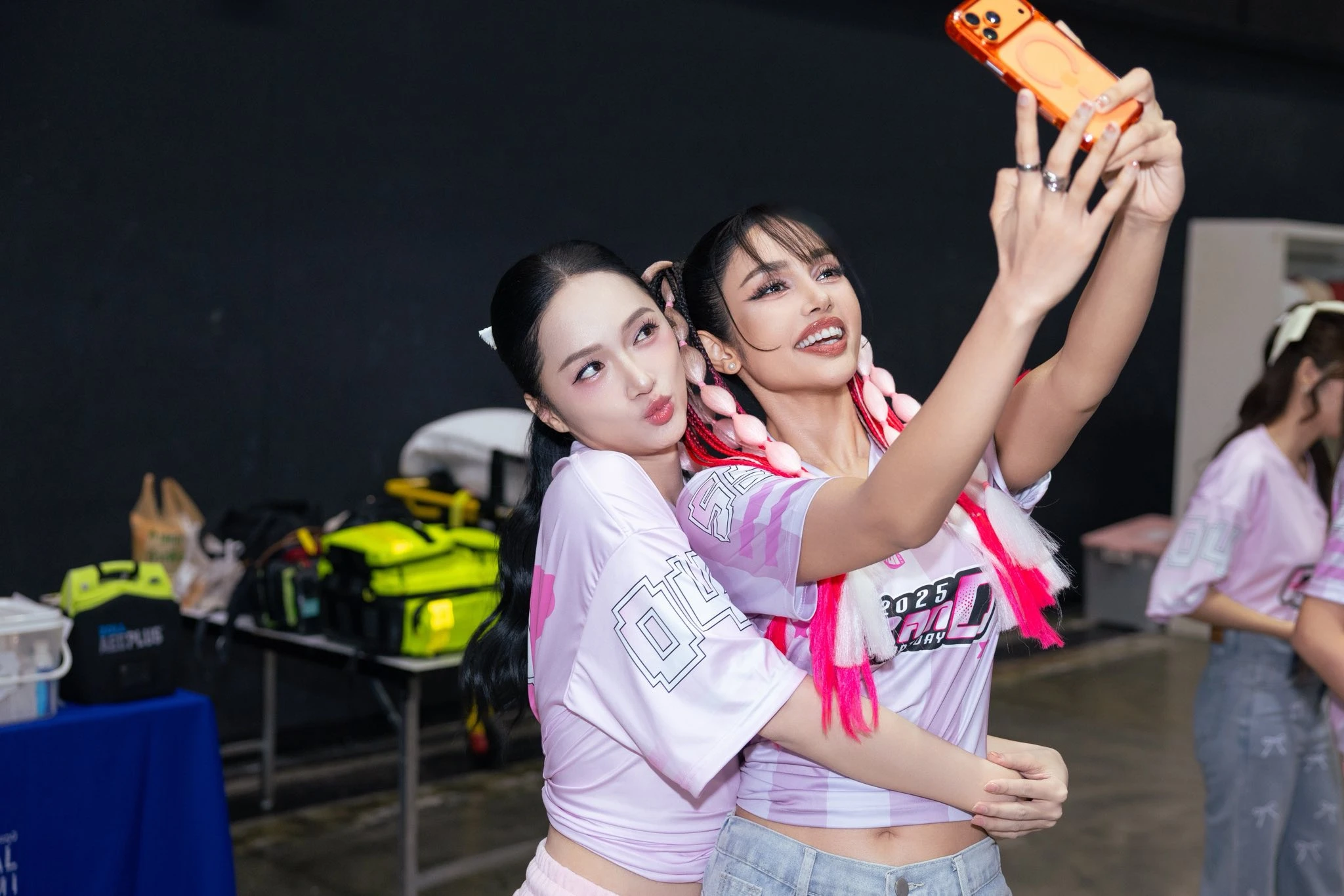 Hương Giang bị thế lực ngầm gây áp lực thi Miss Grand All Stars, hứa hẹn bùng nổ - Hình 2