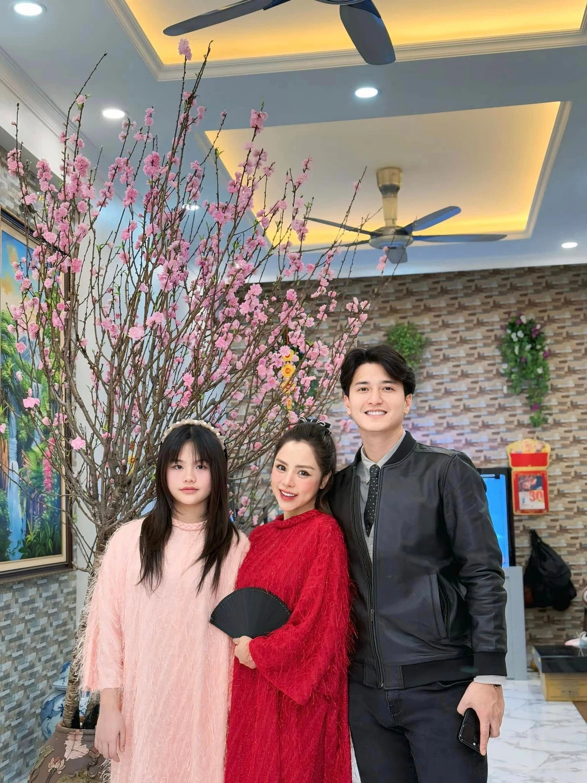 Huỳnh Anh công khai khen vợ hơn 6 tuổi, tiết lộ nhan sắc ngoài đời gây bất ngờ - Hình 7