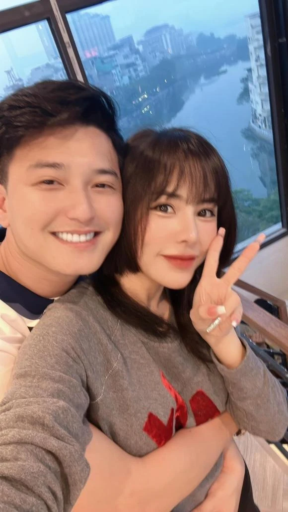 Huỳnh Anh công khai khen vợ hơn 6 tuổi, tiết lộ nhan sắc ngoài đời gây bất ngờ - Hình 2