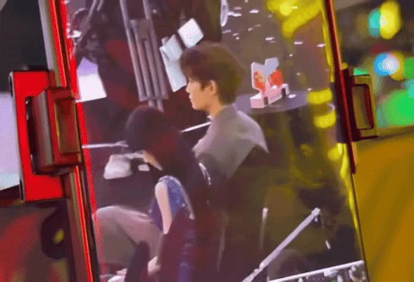 Mỹ nữ đẹp nhất 2025 ngã nhào hú vía trên sân khấu, ai dè được 70 triệu người cầu xin hãy ngã vào lòng anh - Hình 3