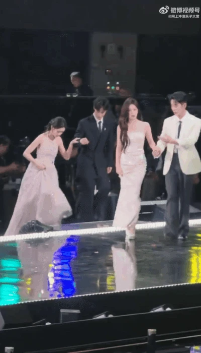 Mỹ nữ đẹp nhất 2025 ngã nhào hú vía trên sân khấu, ai dè được 70 triệu người cầu xin hãy ngã vào lòng anh - Hình 1