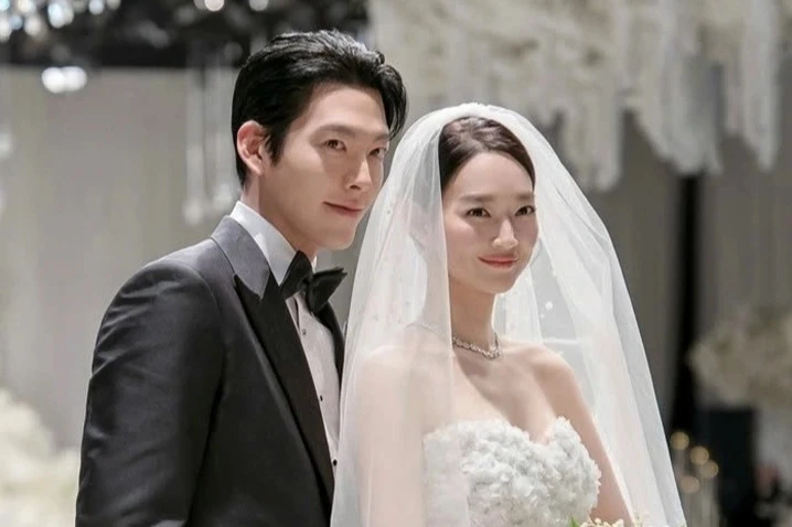 Chuyện tình cổ tích của làng giải trí khiến fan tin vào tình yêu thực sự - Hình 2