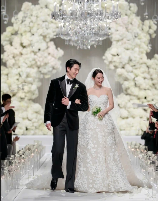 Chuyện tình cổ tích của làng giải trí khiến fan tin vào tình yêu thực sự - Hình 1