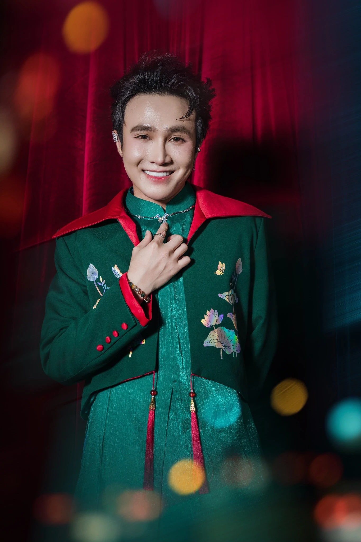 Huỳnh Lập giới thiệu phim điện ảnh Nghỉ hè sợ nghỉ hưu qua First-look Poster lấy cảm hứng từ tranh cổ động - Hình 2