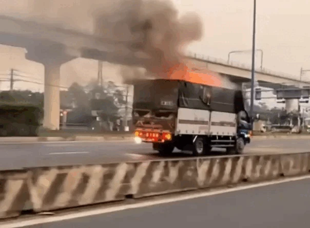 TP.HCM: Tài xế lái xe tải cháy ngùn ngụt đến trụ sở cảnh sát cầu cứu - Hình 2