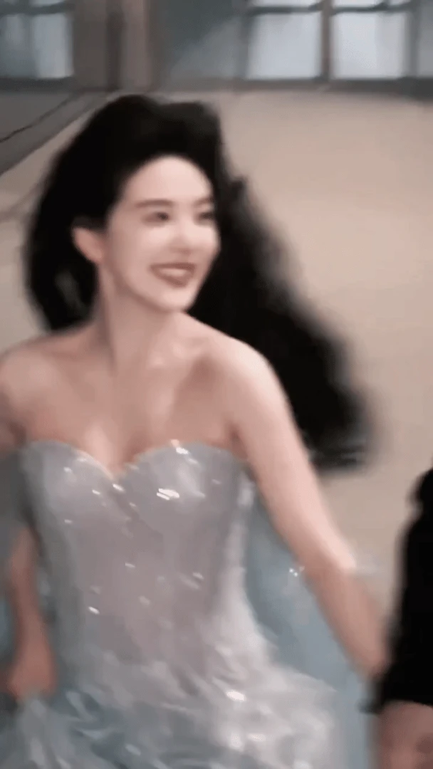 Cô gái khiến 10 triệu người say đắm nay tàn tạ vì ép cân, chỉ mặc vừa quần áo trẻ con 12 tuổi - Hình 7