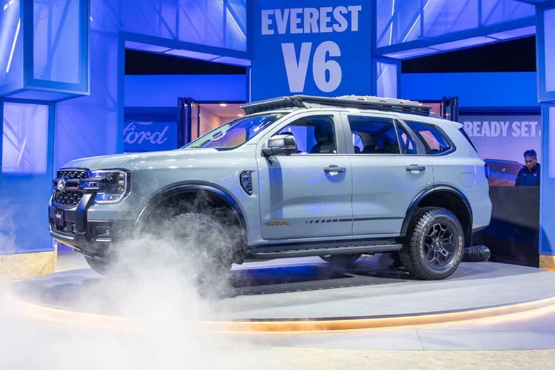Ford Everest có thêm phiên bản mới: Ngoại hình hầm hố, động cơ V6 - Hình 2