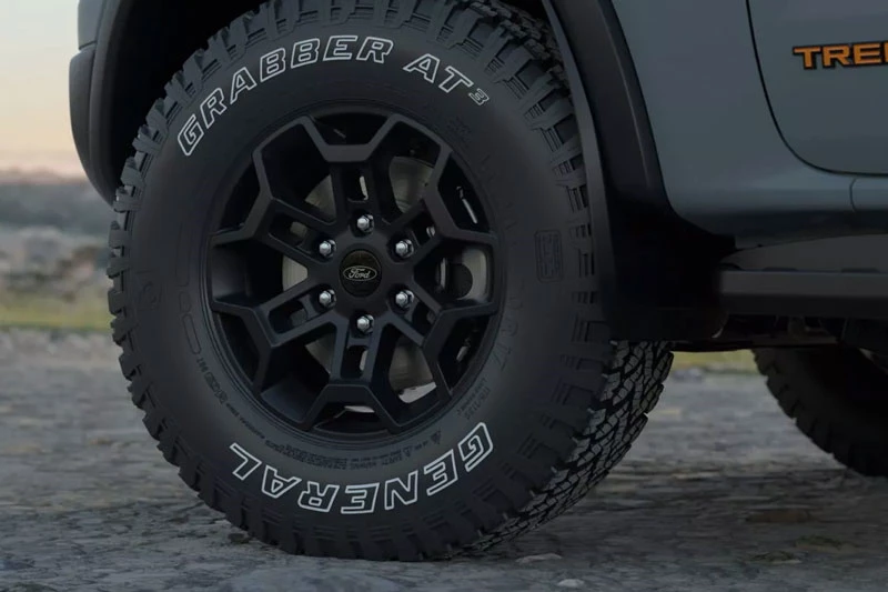 Ford Everest có thêm phiên bản mới: Ngoại hình hầm hố, động cơ V6 - Hình 4