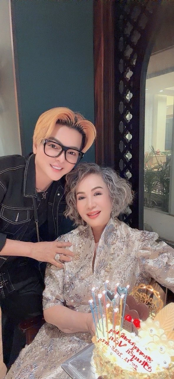 Nam nghệ sĩ cưới vợ giàu hơn 8 tuổi, giấu suốt 20 năm, U60 không có con vẫn yêu và hôn vợ mỗi ngày - Hình 4