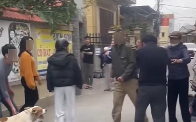 Vụ thả chó cắn người ở Hà Nội gây phẫn nộ, phút kinh hoàng giữa khu dân cư - Hình 3