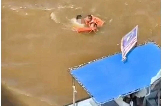 Đang lái ô tô thì cãi nhau với vợ, người đàn ông dừng xe rồi nhảy cầu trước sự hoang mang của bạn đời - Hình 1