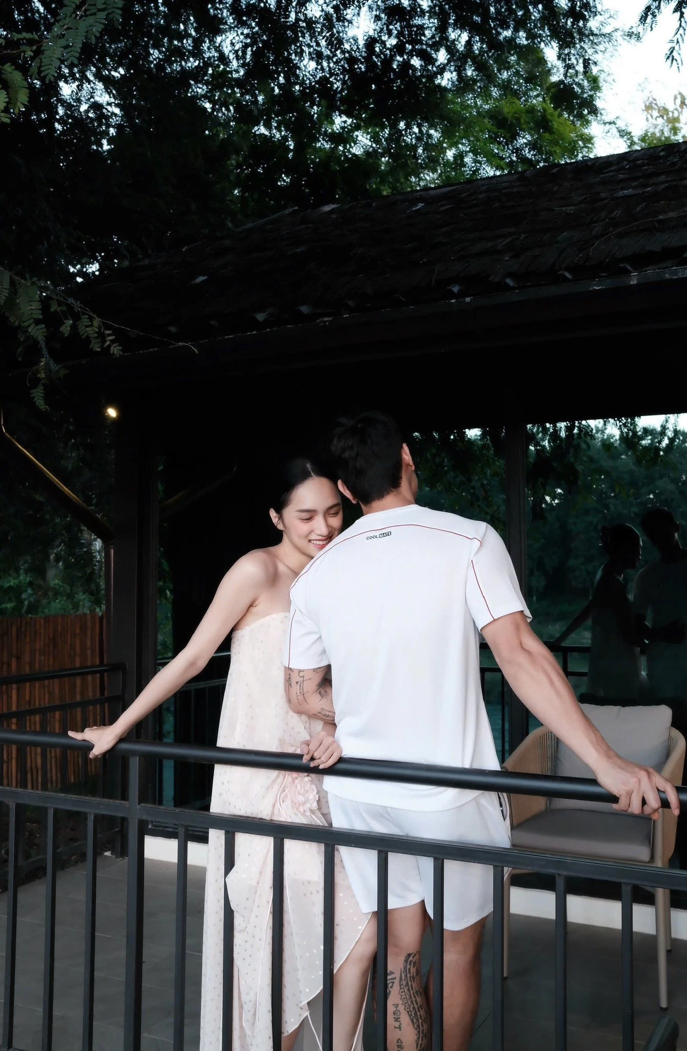 Hoa hậu Việt bị tóm hẹn hò trai trẻ, ôm ấp sát rạt không chút e dè - Hình 2