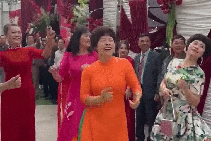 Đi đón dâu, gia đình Thanh Hóa quẩy cùng thông gia gây sốt MXH - Hình 1