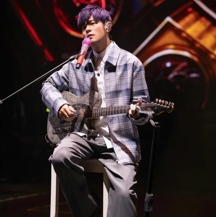 Châu Kiệt Luân mắc bệnh hiểm nghèo, vật vã 20 năm, không thể đi lại bình thường? - Hình 4