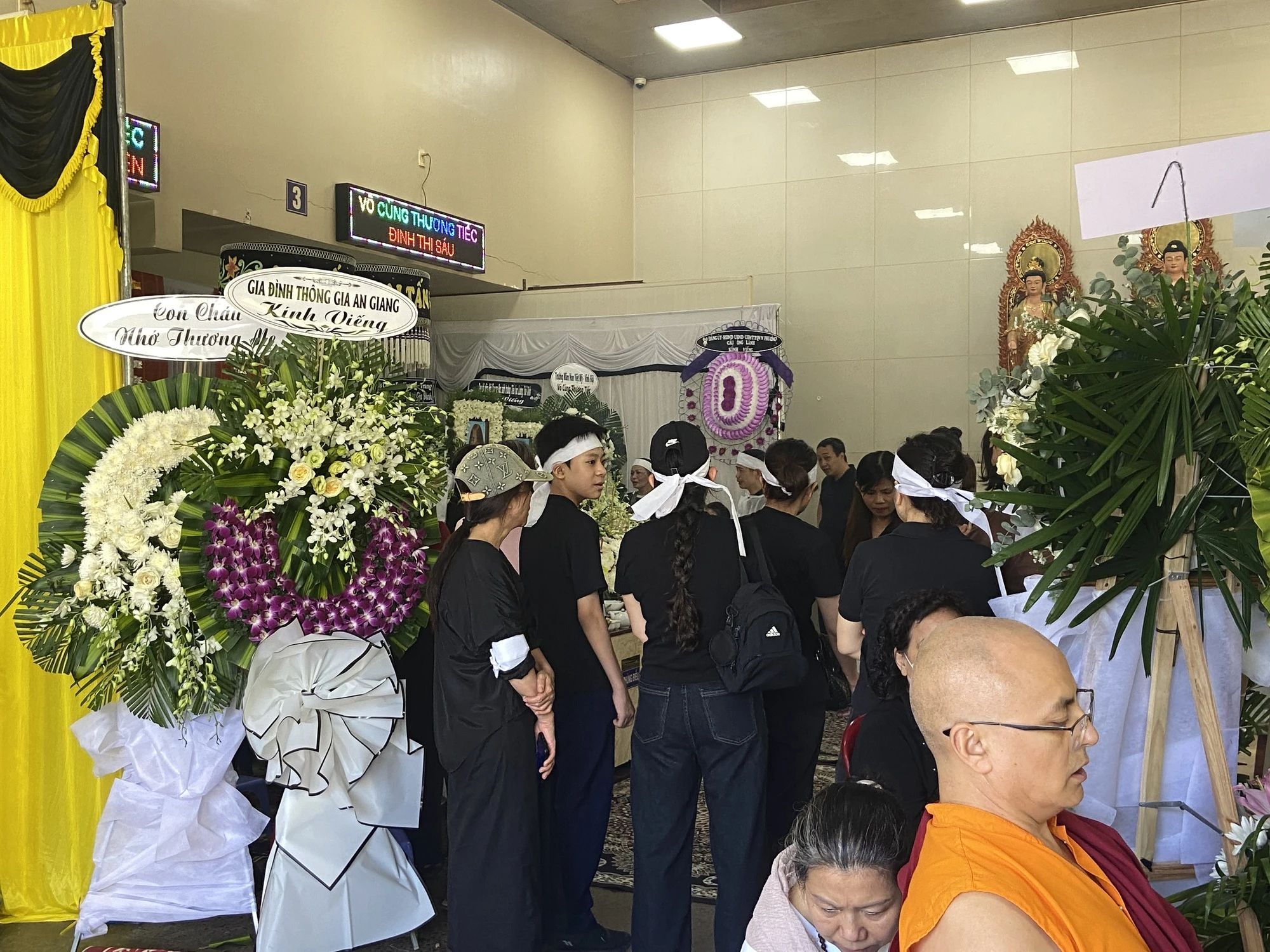 Chồng gục trước di ảnh của 3 mẹ con vụ cháy quán ốc, người thân khóc nghẹn - Hình 2
