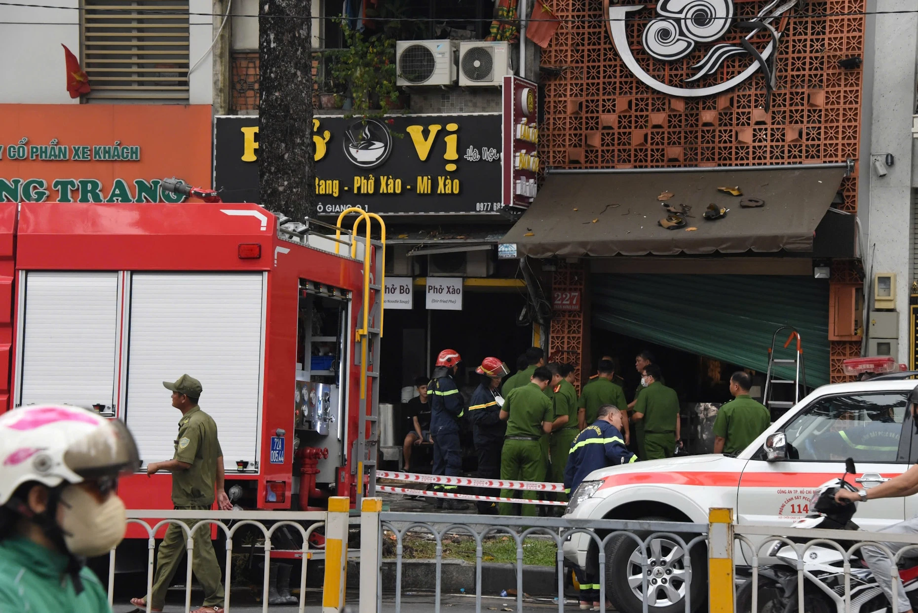 Chồng gục trước di ảnh của 3 mẹ con vụ cháy quán ốc, người thân khóc nghẹn - Hình 5