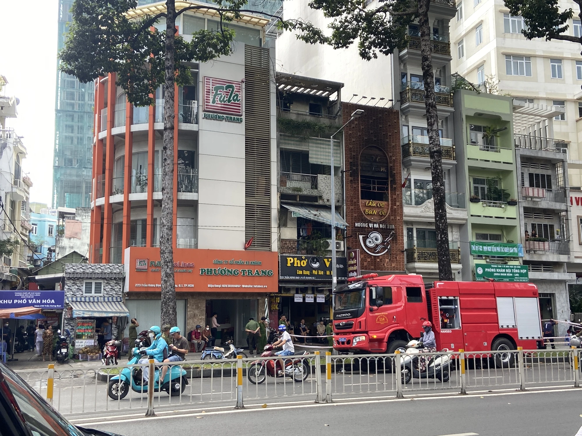 Chồng gục trước di ảnh của 3 mẹ con vụ cháy quán ốc, người thân khóc nghẹn - Hình 6