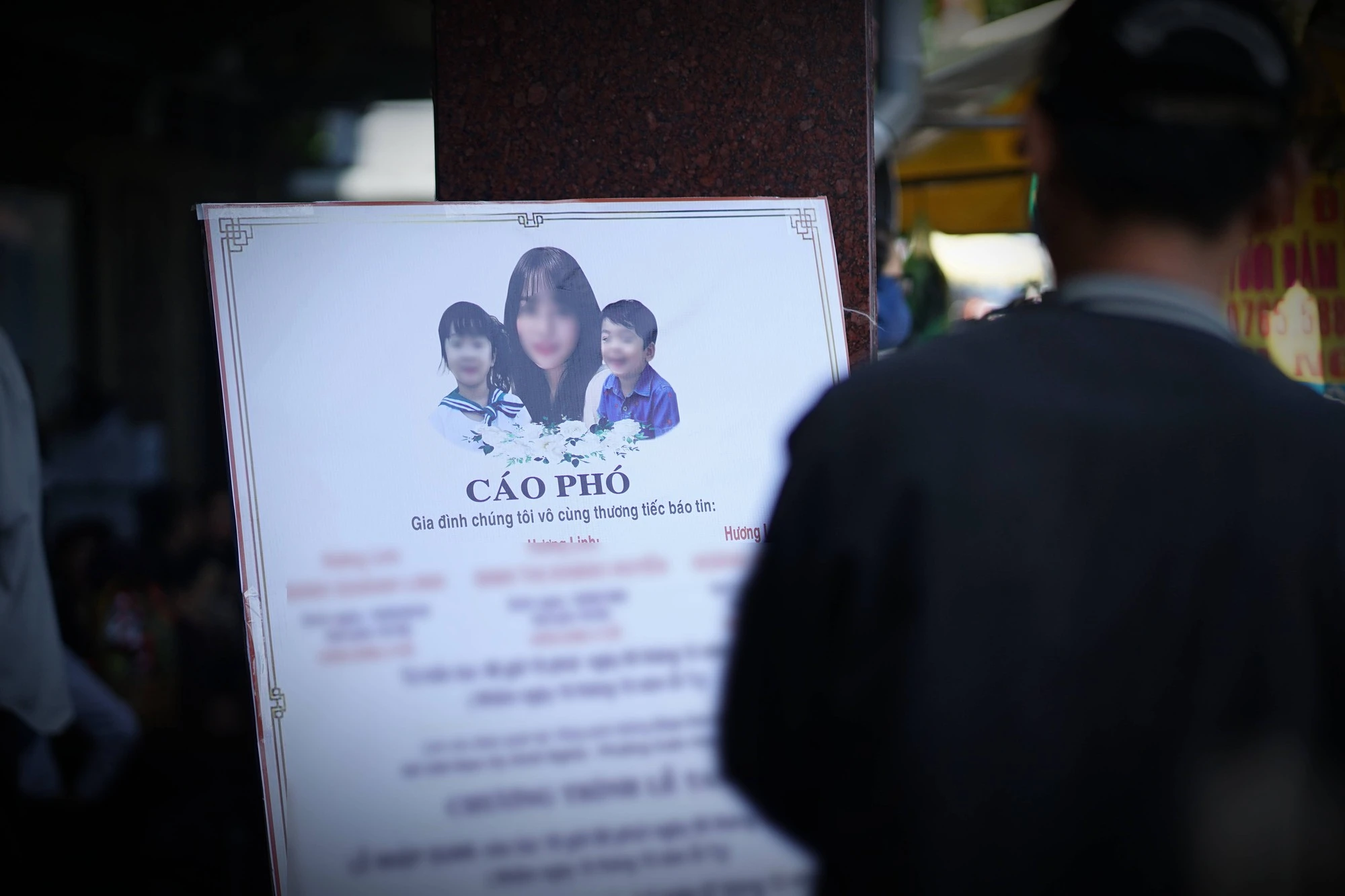 Chồng gục trước di ảnh của 3 mẹ con vụ cháy quán ốc, người thân khóc nghẹn - Hình 1