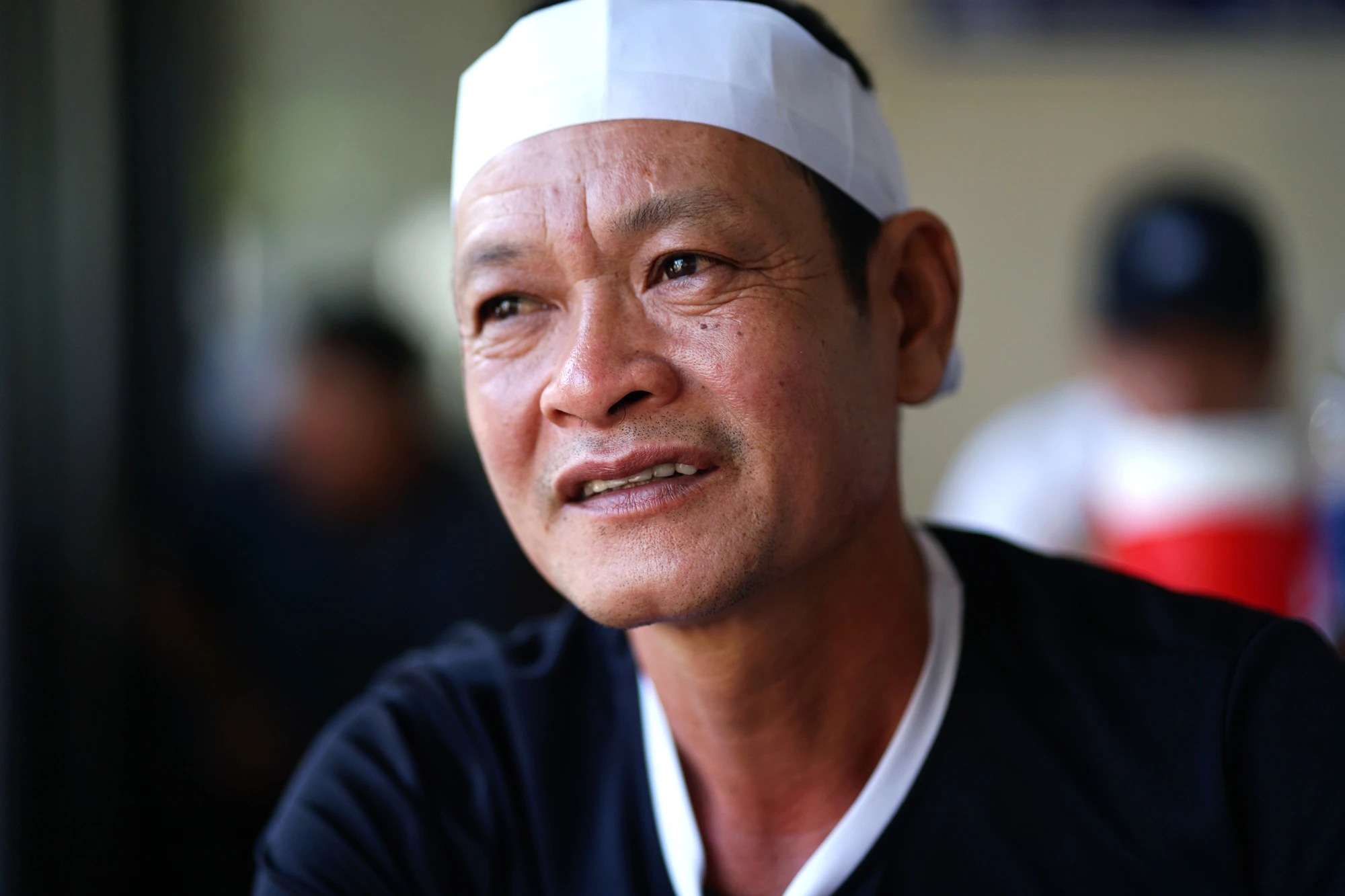 Chồng gục trước di ảnh của 3 mẹ con vụ cháy quán ốc, người thân khóc nghẹn - Hình 3