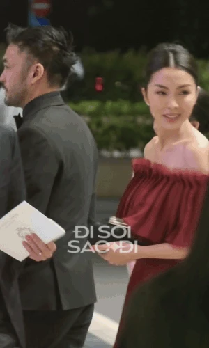 Hà Tăng phá đảo cam thường đến bờ vai cũng đẹp chấn động, tay trong tay với Louis Nguyễn đi đám cưới em gái - Hình 5