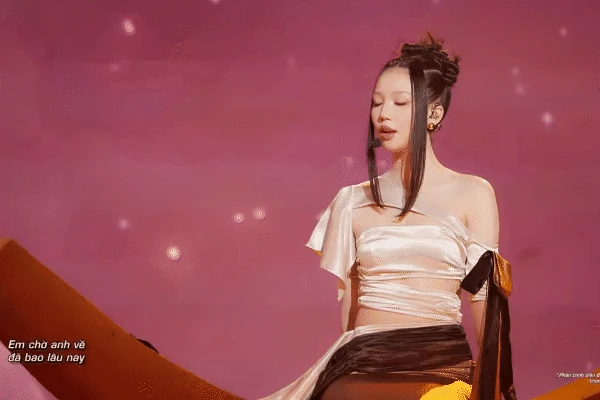 Một mình AMEE out trình 18 Anh Trai, hot thế này mà cứ bị nhốt tầng hầm - Hình 1